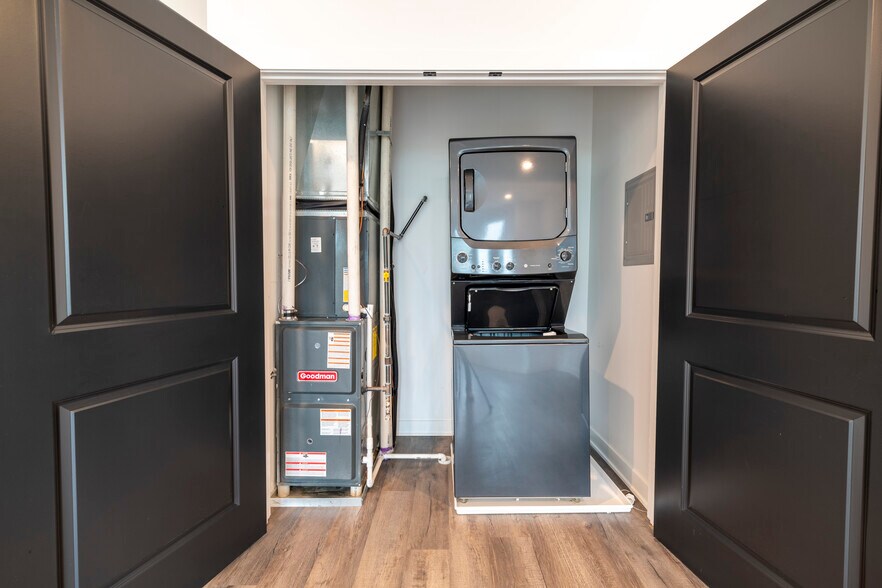 Building Photo - 905 S Miller St