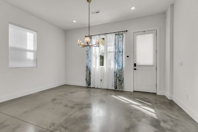 Building Photo - 715 32nd Ave N