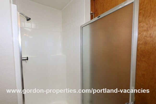 Building Photo - SE Schiller St - ranch style 3 bedroom home