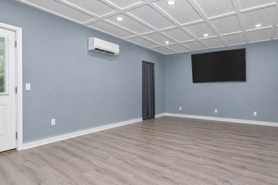 Building Photo - 1573 Helmsdale Dr