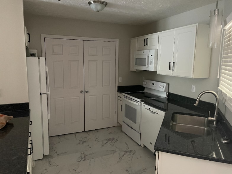 Building Photo - 6720 Willowbrook Dr