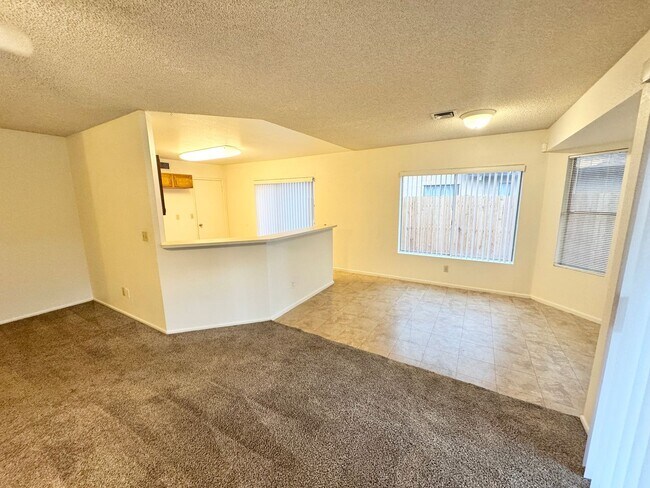 Building Photo - 3 Bedroom / 2 Bath Single Level Home In Gl...