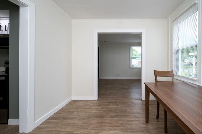 Building Photo - 3 Bed/1 Bath duplex