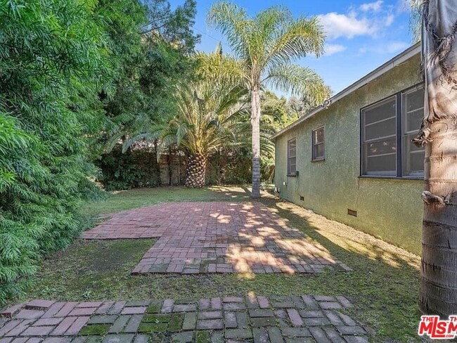 Building Photo - 3031 S Bentley Ave