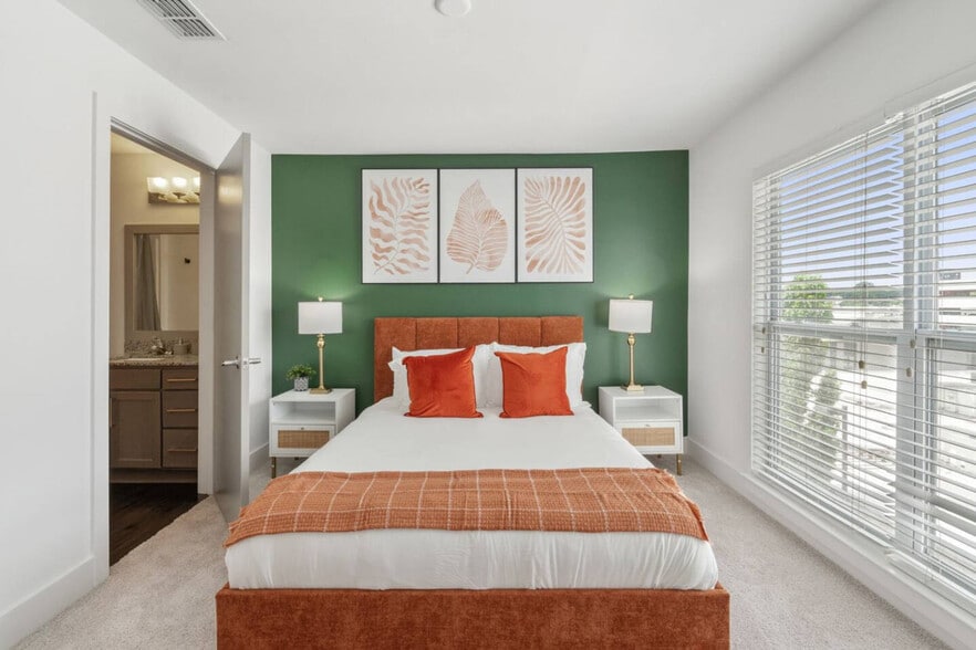 Building Photo - 841 Memorial Dr SE