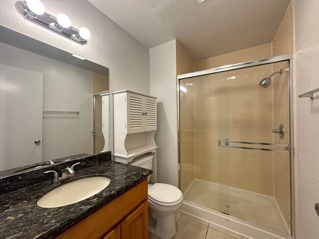 Building Photo - Great Location near McKinley Park!