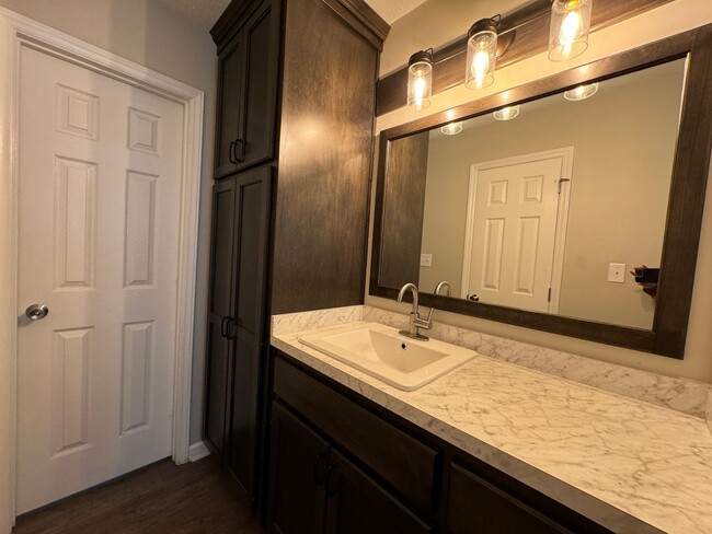 Building Photo - Charming 3 Bed, 2 Bath Home in Gated Commu...