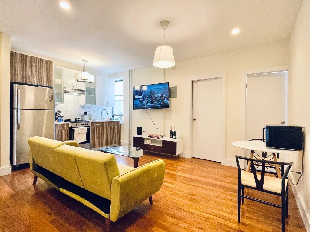 Building Photo - Furnished room/NOT APARTMENT