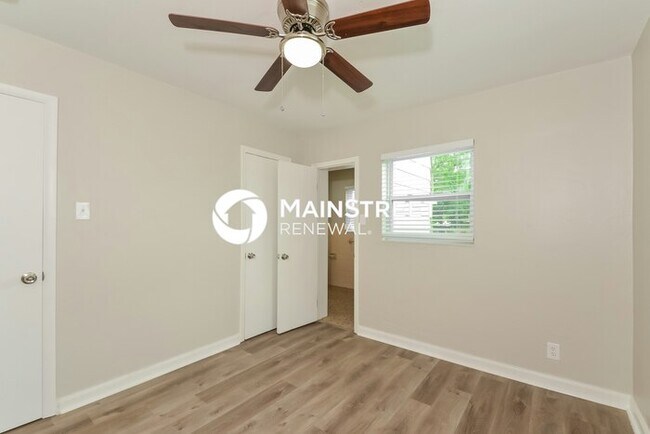 Building Photo - 3 Bedroom Pet-Friendly Home in BRADENTON, FL with Main Street Renewal