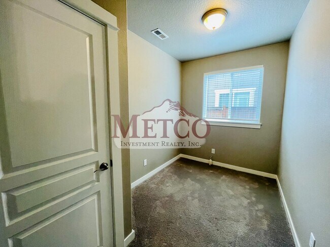 Building Photo - Beautiful Coburg 3 Bed / 2.5 Bath Crafstma...