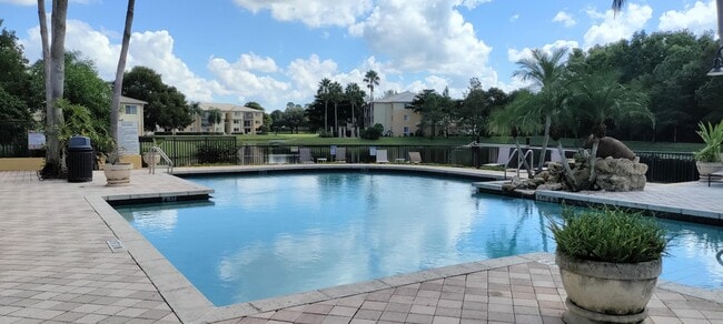 Building Photo - 1000 Crestwood Ct S