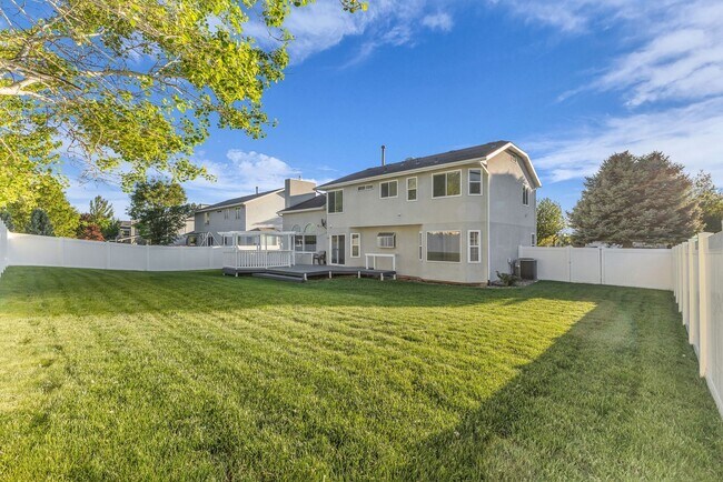 Building Photo - 5BR Sandy Home w/ NEW Flooring, Huge Basement & Large Backyard