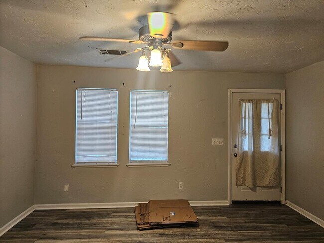 Building Photo - 1112 Jet Dr