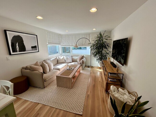 Building Photo - Spacious Ballard Townhome- 2 Bedrooms with Parking