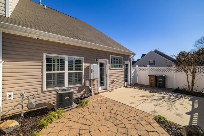 Building Photo - 3 Bedroom, 2 1/2 Bathroom End Unit Townhome in Greensboro