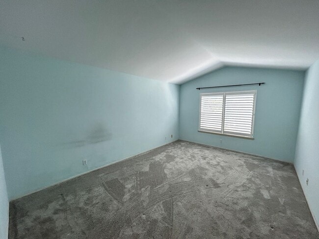 Building Photo - Beautiful 3 Bedroom 3 Bath Townhome with Loft in Orange!