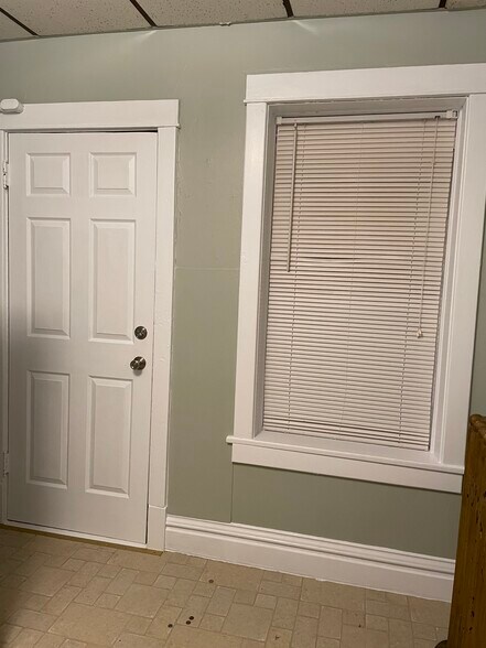 Building Photo - 432 E 7th St