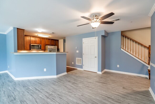 Building Photo - Bright And Spacious 3 Bed 2.5 Bath End-Uni...