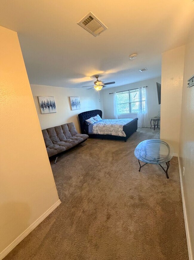 Building Photo - Beautiful 3 Bedroom Townhouse