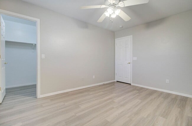 Building Photo - 2026 E County Down Dr