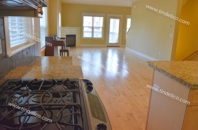 Building Photo - Beautiful and Spacious 3 Bedrooms, 2.5 Bathrooms in Raleigh Hills!