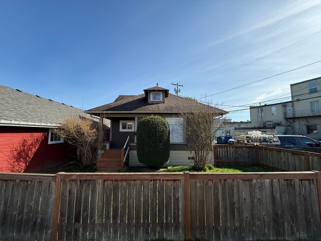 Building Photo - 3 Bed 1.5 Bath Pet Friendly Home in Monroe