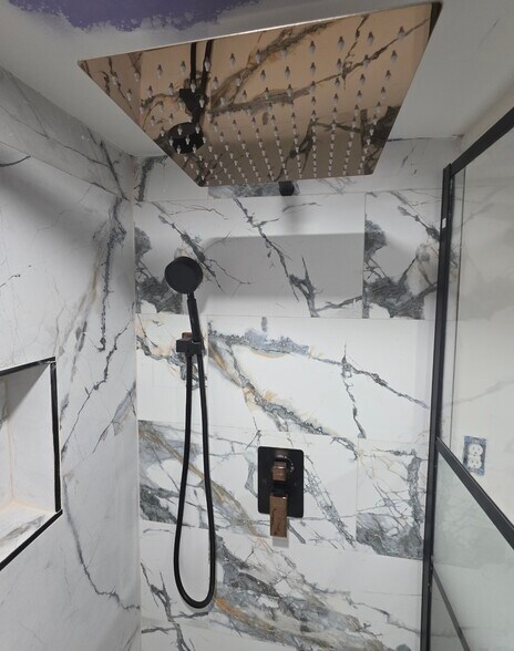 Walk-In Shower - 2437 S Milan St