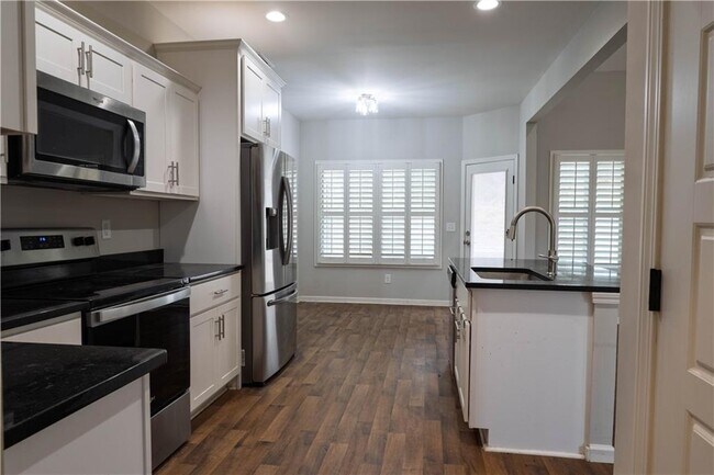 Building Photo - 214 Oakwood Dr