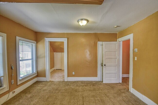Building Photo - 464 College