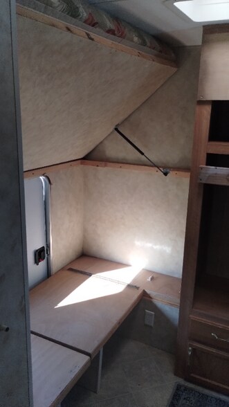 Building Photo - 118 SE Guinevere Ct