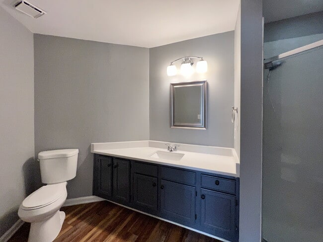 Building Photo - Freshly Updated Condo!