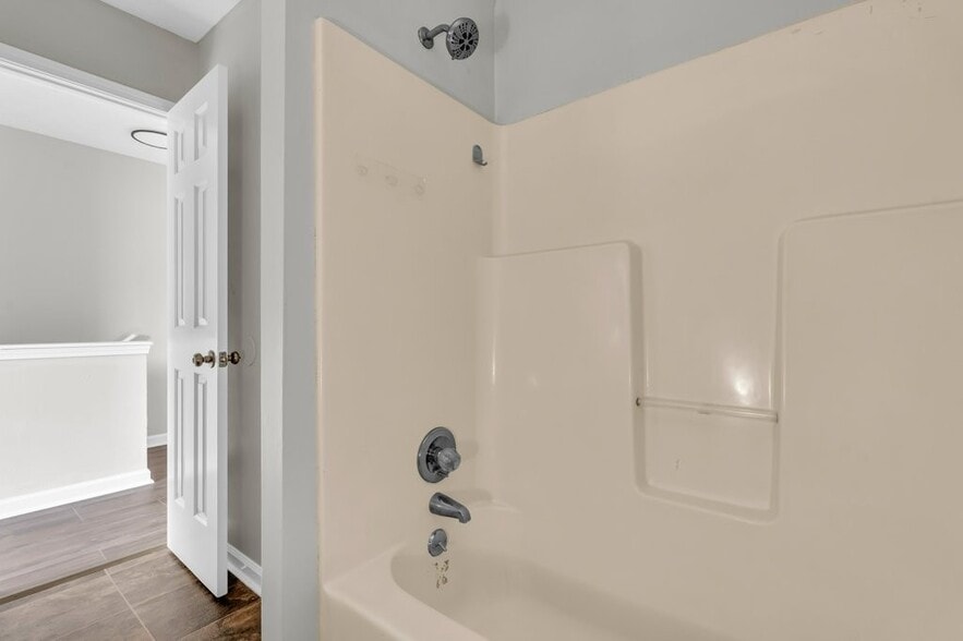 Building Photo - 456 W Broad St