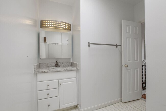 Building Photo - Professionally Managed & Recently Renovated // 2  Bedroom 2  Bathroom Condo // Meridian Hill Park...