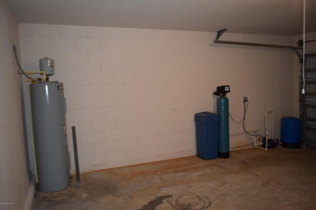 Building Photo - 458 Fitzsimmons St