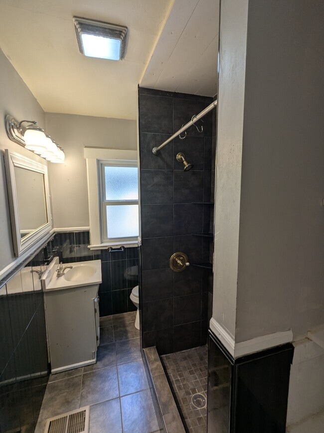 Building Photo - 918 S Goodman St