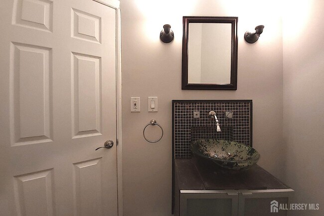 Building Photo - 425 W Broad St