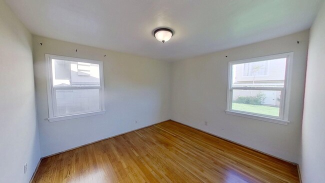 Building Photo - Seaside Living: 2 Bedroom 1 Bathroom Home ...