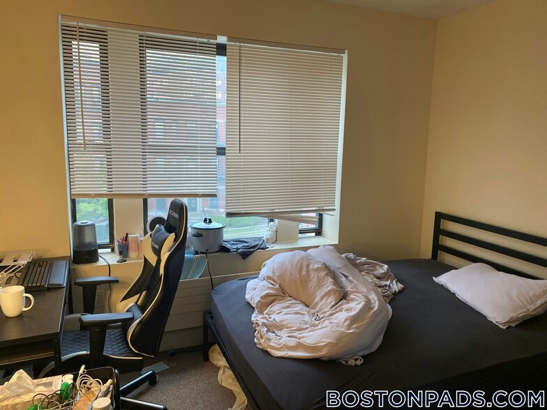 Building Photo - 829 Beacon St