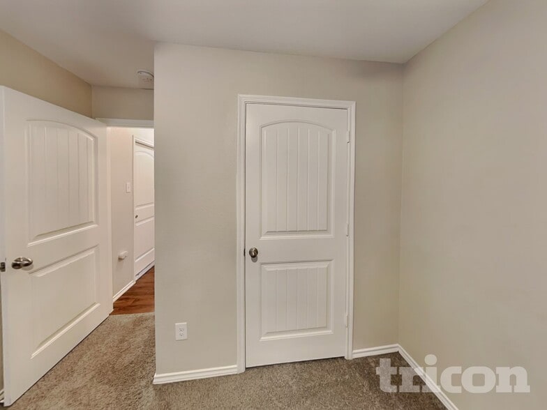 Building Photo - 3025 Iris Dr