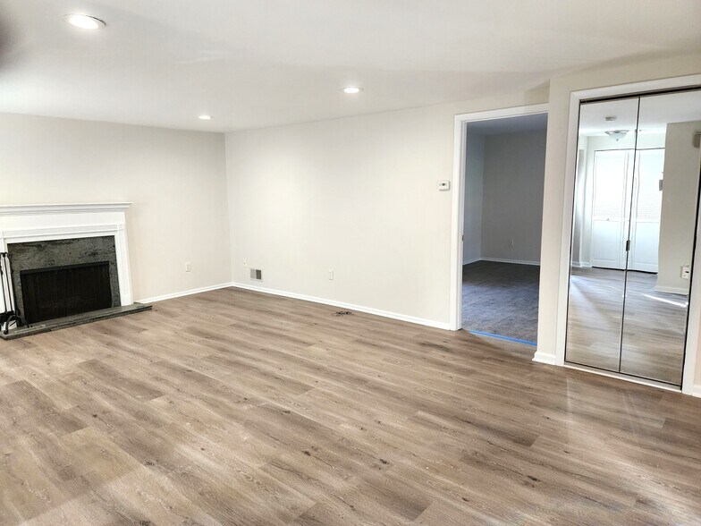 Building Photo - 296 Hockhockson