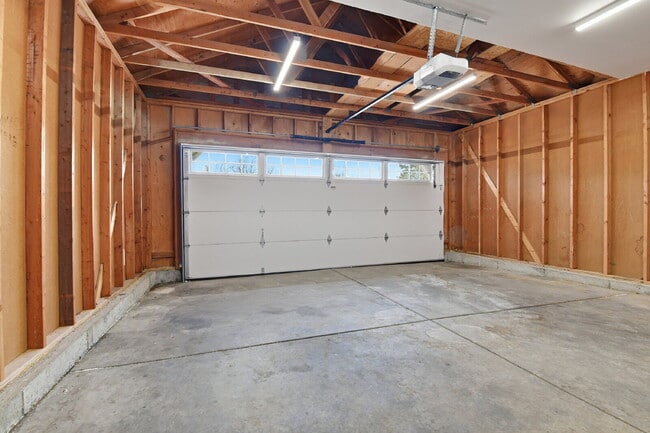 Building Photo - $2,695.95 - 4 Bed, 2 Bath Home in Aurora with Central AC, and In Unit Laundry!