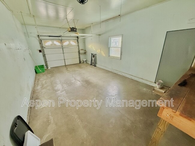 Building Photo - 1704 Parkway Dr