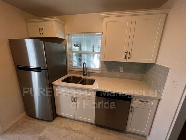 Building Photo - 1222 SE 3rd St