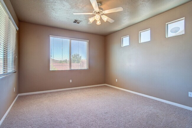 Building Photo - Beautiful Coral Canyon Home with Modern Up...
