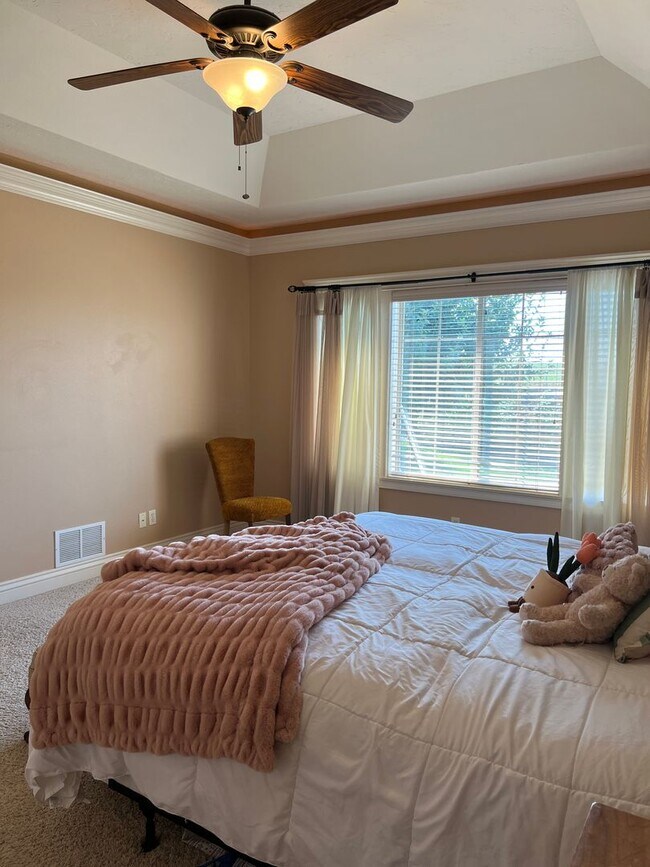 Building Photo - Stunning 5 bed 3.5 bath twin-home on the R...