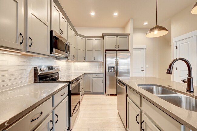Building Photo - $2,350.00 - 2 Beds, 2.5 Baths, Townhouse i...