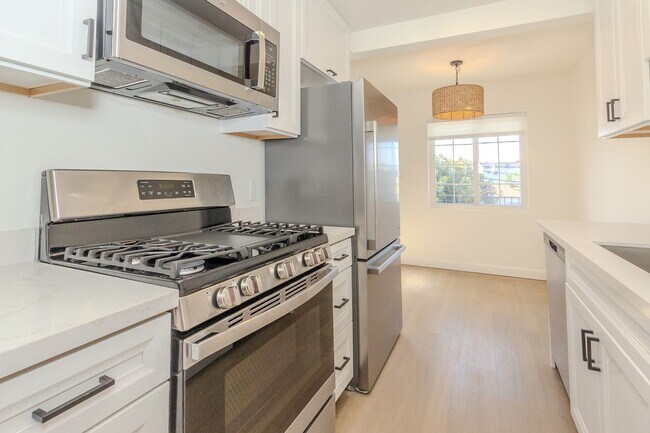 Building Photo - Showing on 5/31 at NOON! Stylishly Remodeled 1-Bed/1-Bath Gem in Crown Point / Pacific Beach. Onl...