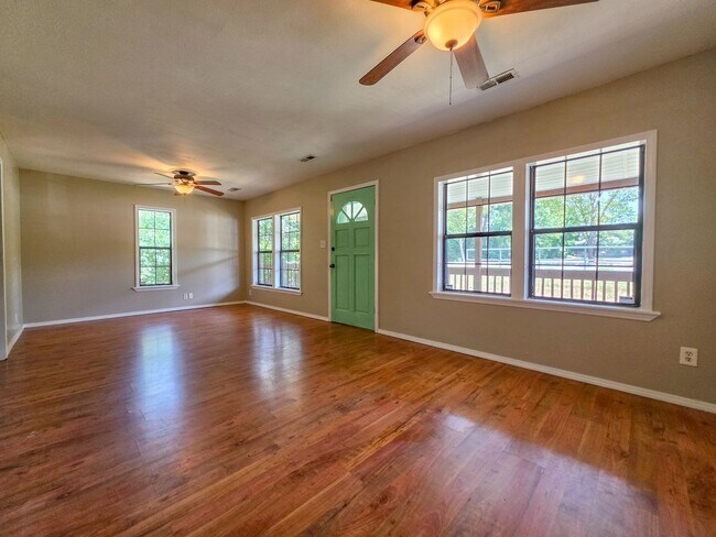 Building Photo - Charming 3 Bed 1.5 Bath home walkable to campus