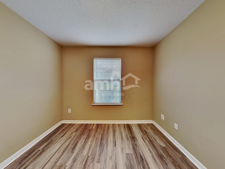 Building Photo - 208 Winding Willow Trl