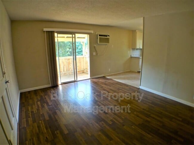 Building Photo - 346 Hickory St